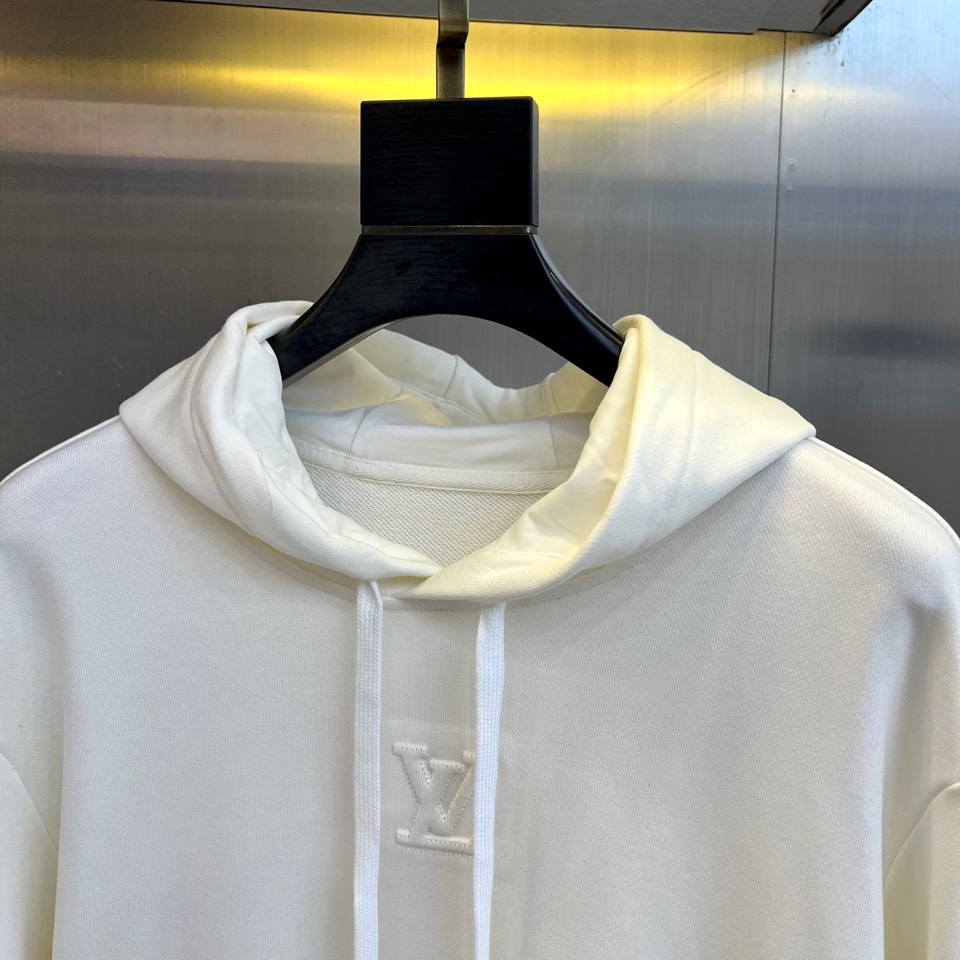 1v威登、2025秋冬新品 LOUIS VUITTON都市运动套装。白色连帽卫衣采用立体剪裁搭配可调节抽