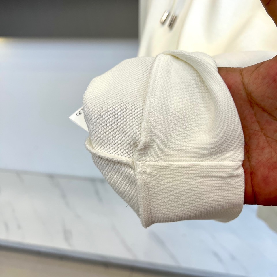 1v威登、2025秋冬新品 LOUIS VUITTON都市运动套装。白色连帽卫衣采用立体剪裁搭配可调节抽