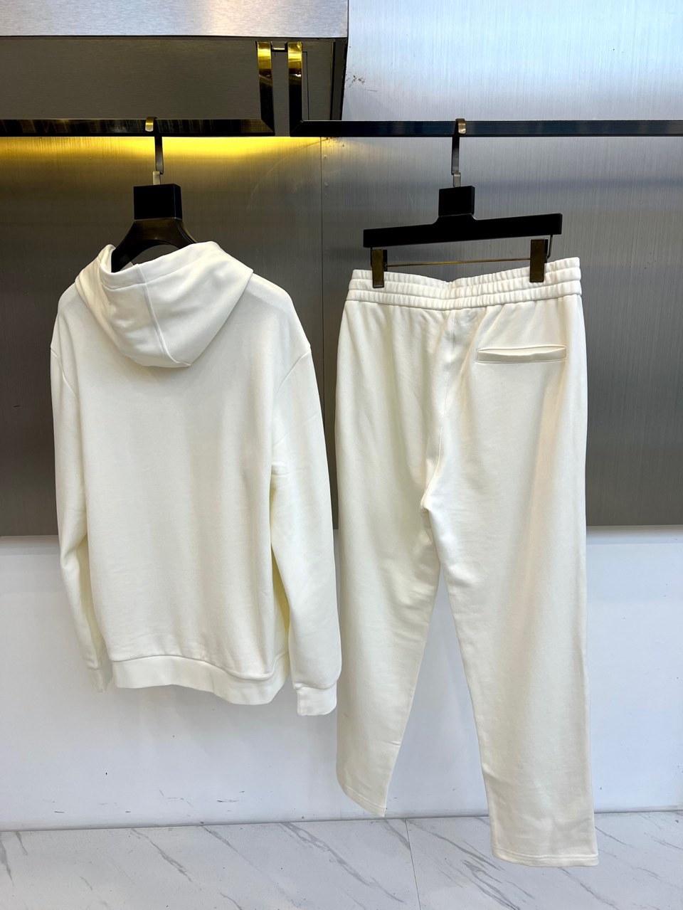 1v威登、2025秋冬新品 LOUIS VUITTON都市运动套装。白色连帽卫衣采用立体剪裁搭配可调节抽
