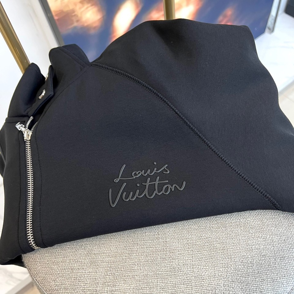 1v威登、2025秋冬新品黑色运动套装，以奢华运动风重塑都市穿着美学。上装采用立领拉链外套款式，搭配金属