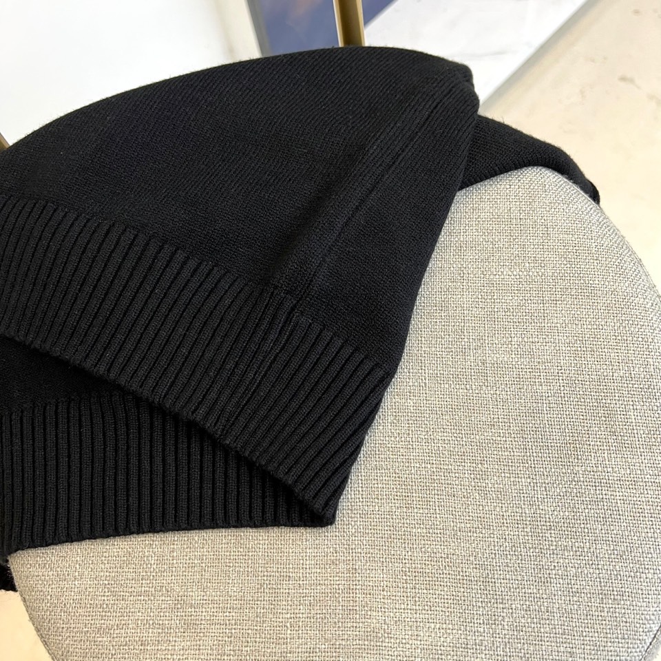 1v威登、2025秋冬系列，白色圆领针织衫 以简约笔触勾勒奢华本质。精选精纺棉混纺纱线织就细腻肌理，正面