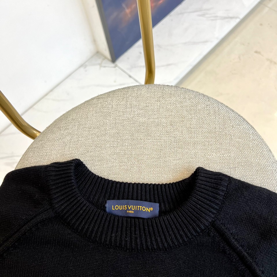 1v威登、2025秋冬系列，白色圆领针织衫 以简约笔触勾勒奢华本质。精选精纺棉混纺纱线织就细腻肌理，正面