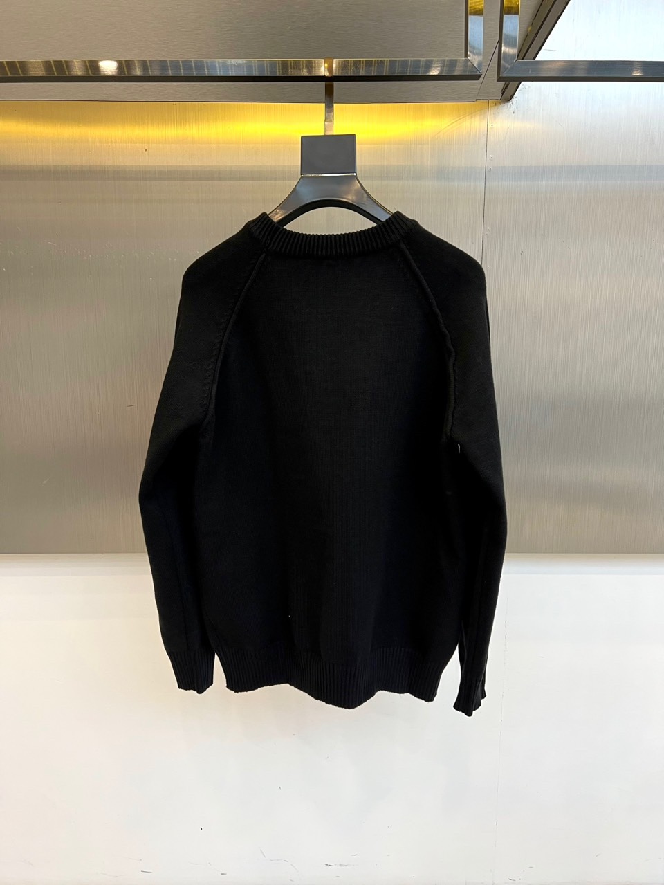 1v威登、2025秋冬系列，白色圆领针织衫 以简约笔触勾勒奢华本质。精选精纺棉混纺纱线织就细腻肌理，正面