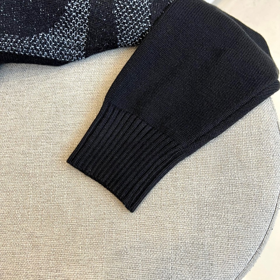 1v威登、2025秋冬系列，白色圆领针织衫 以简约笔触勾勒奢华本质。精选精纺棉混纺纱线织就细腻肌理，正面