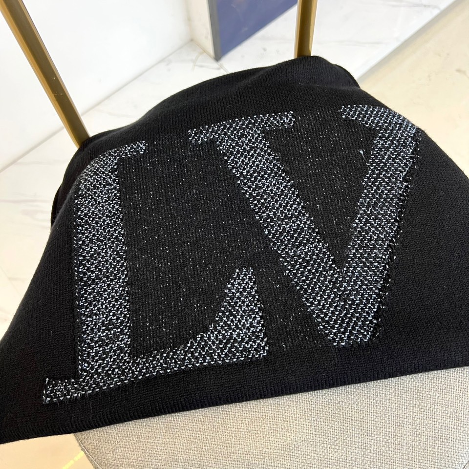 1v威登、2025秋冬系列，白色圆领针织衫 以简约笔触勾勒奢华本质。精选精纺棉混纺纱线织就细腻肌理，正面