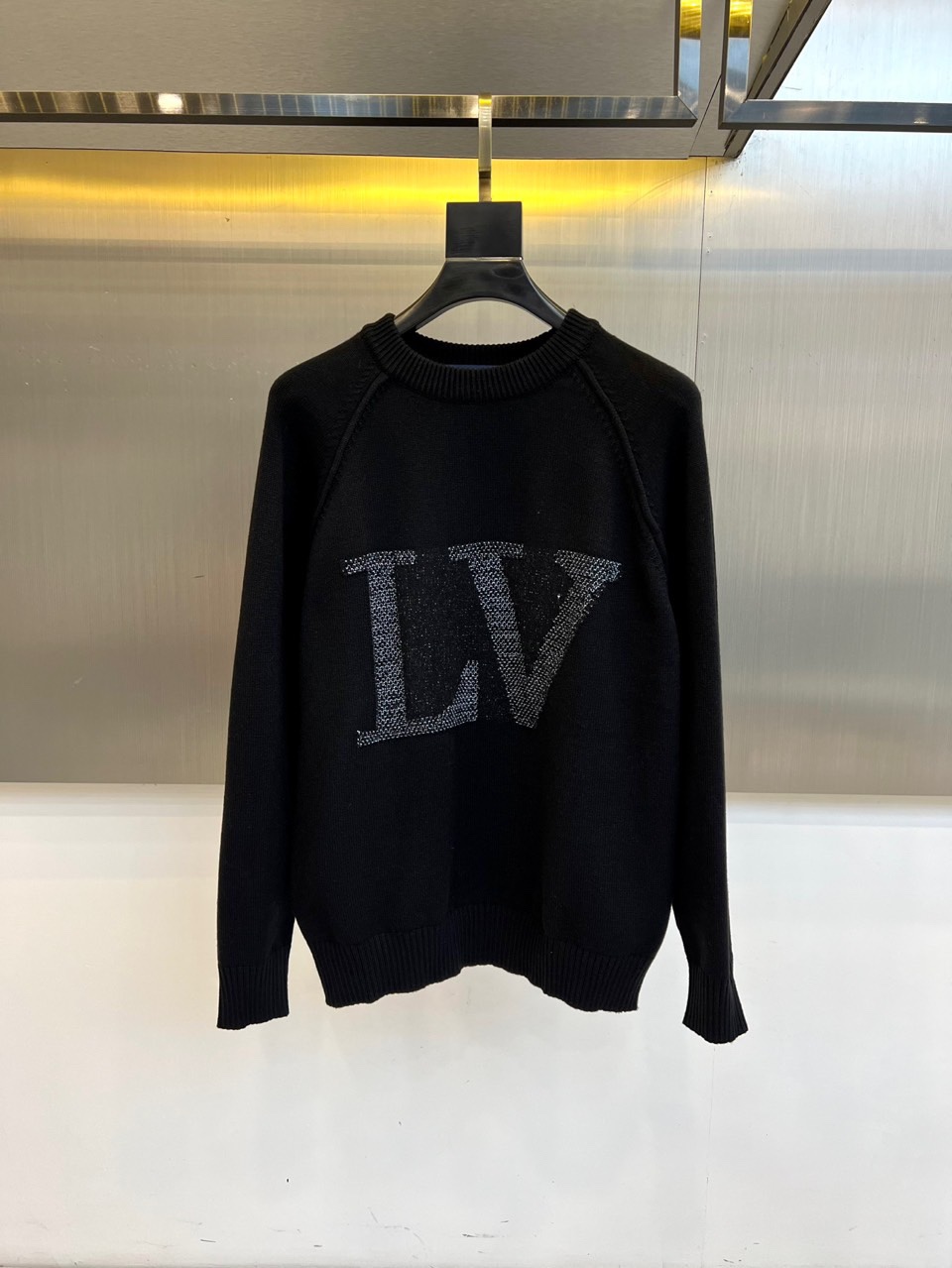 1v威登、2025秋冬系列，白色圆领针织衫 以简约笔触勾勒奢华本质。精选精纺棉混纺纱线织就细腻肌理，正面