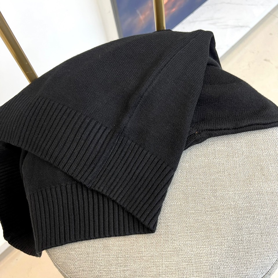 GUCC古驰、 2025秋冬轻肤绒系列针织毛衣 以标志性色彩美学重塑冬日优雅。采用创新轻肤绒科技面料，棉