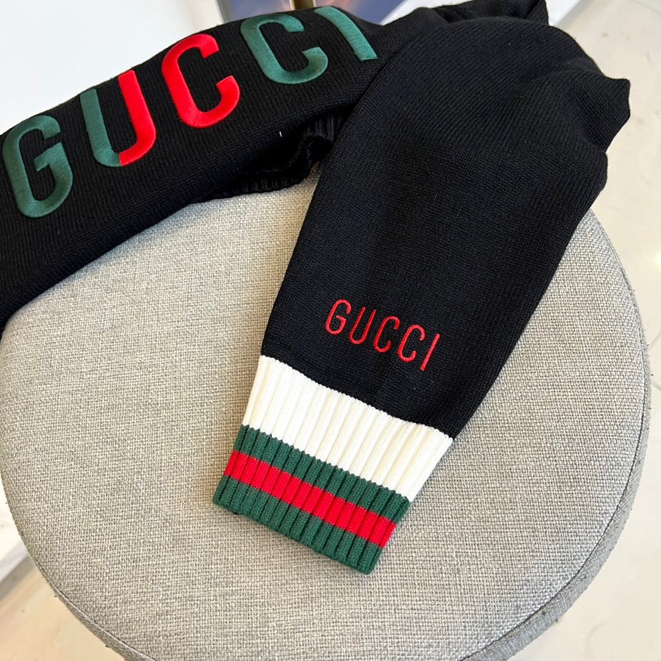 GUCC古驰、 2025秋冬轻肤绒系列针织毛衣 以标志性色彩美学重塑冬日优雅。采用创新轻肤绒科技面料，棉