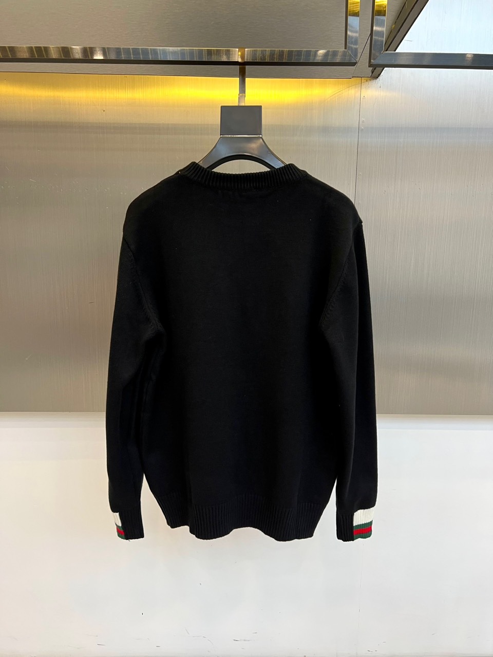 GUCC古驰、 2025秋冬轻肤绒系列针织毛衣 以标志性色彩美学重塑冬日优雅。采用创新轻肤绒科技面料，棉