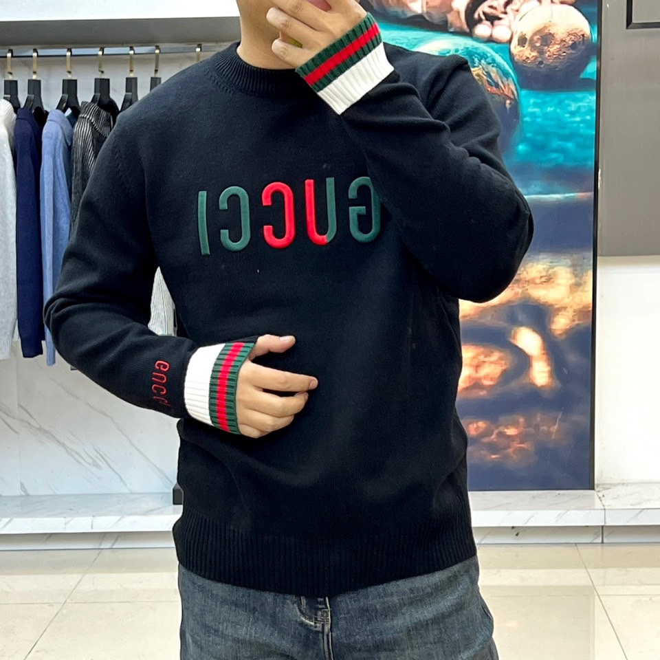 GUCC古驰、 2025秋冬轻肤绒系列针织毛衣 以标志性色彩美学重塑冬日优雅。采用创新轻肤绒科技面料，棉