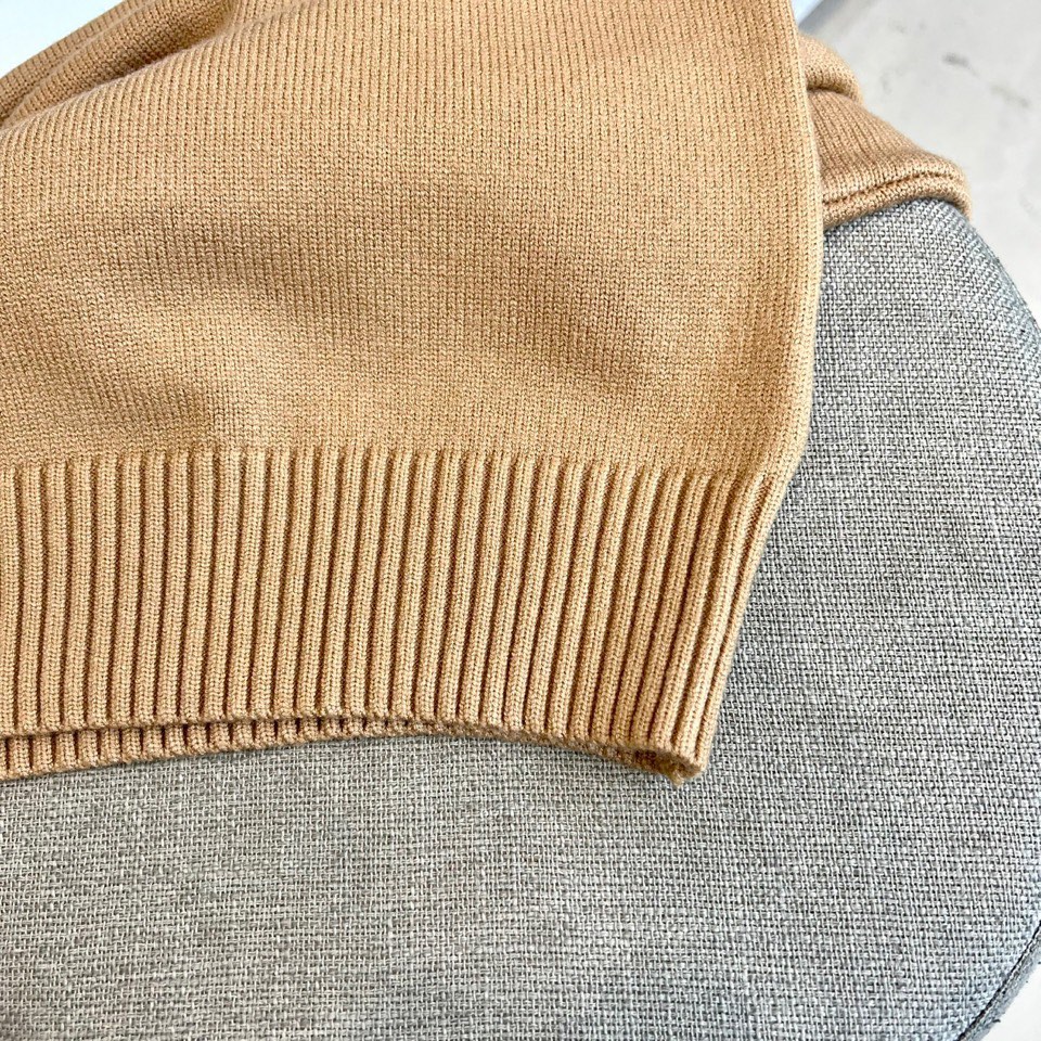 GUCC古驰、 2025秋冬轻肤绒系列针织毛衣 以标志性色彩美学重塑冬日优雅。采用创新轻肤绒科技面料，棉