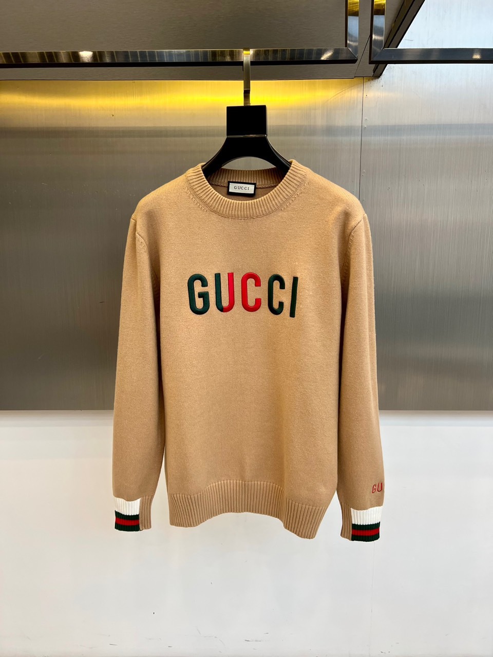 GUCC古驰、 2025秋冬轻肤绒系列针织毛衣 以标志性色彩美学重塑冬日优雅。采用创新轻肤绒科技面料，棉