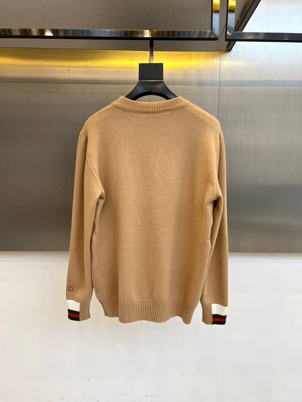 GUCC古驰、 2025秋冬轻肤绒系列针织毛衣 以标志性色彩美学重塑冬日优雅。采用创新轻肤绒科技面料，棉