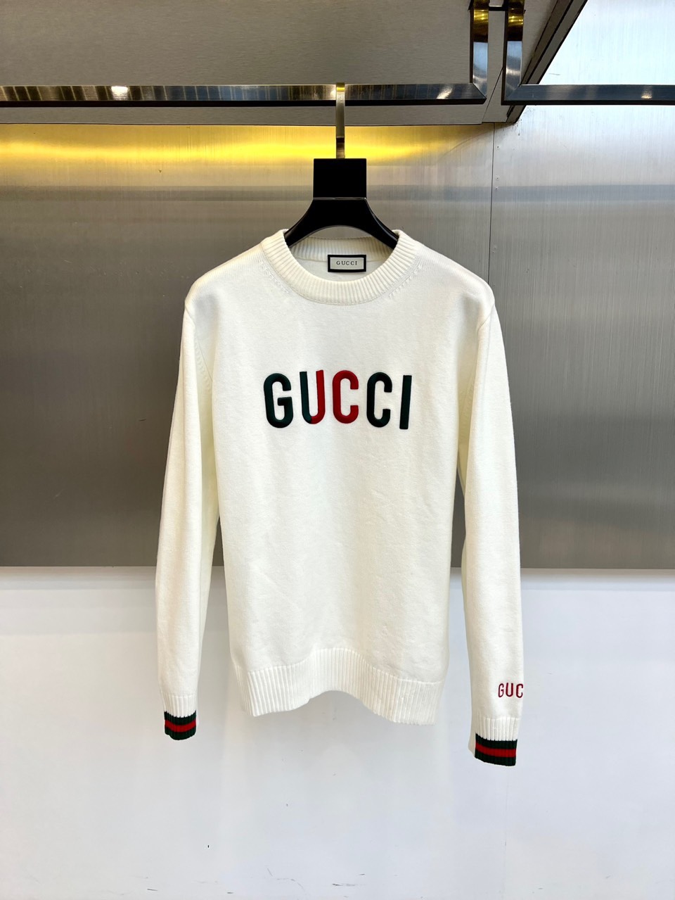 GUCC古驰、 2025秋冬轻肤绒系列针织毛衣 以标志性色彩美学重塑冬日优雅。采用创新轻肤绒科技面料，棉