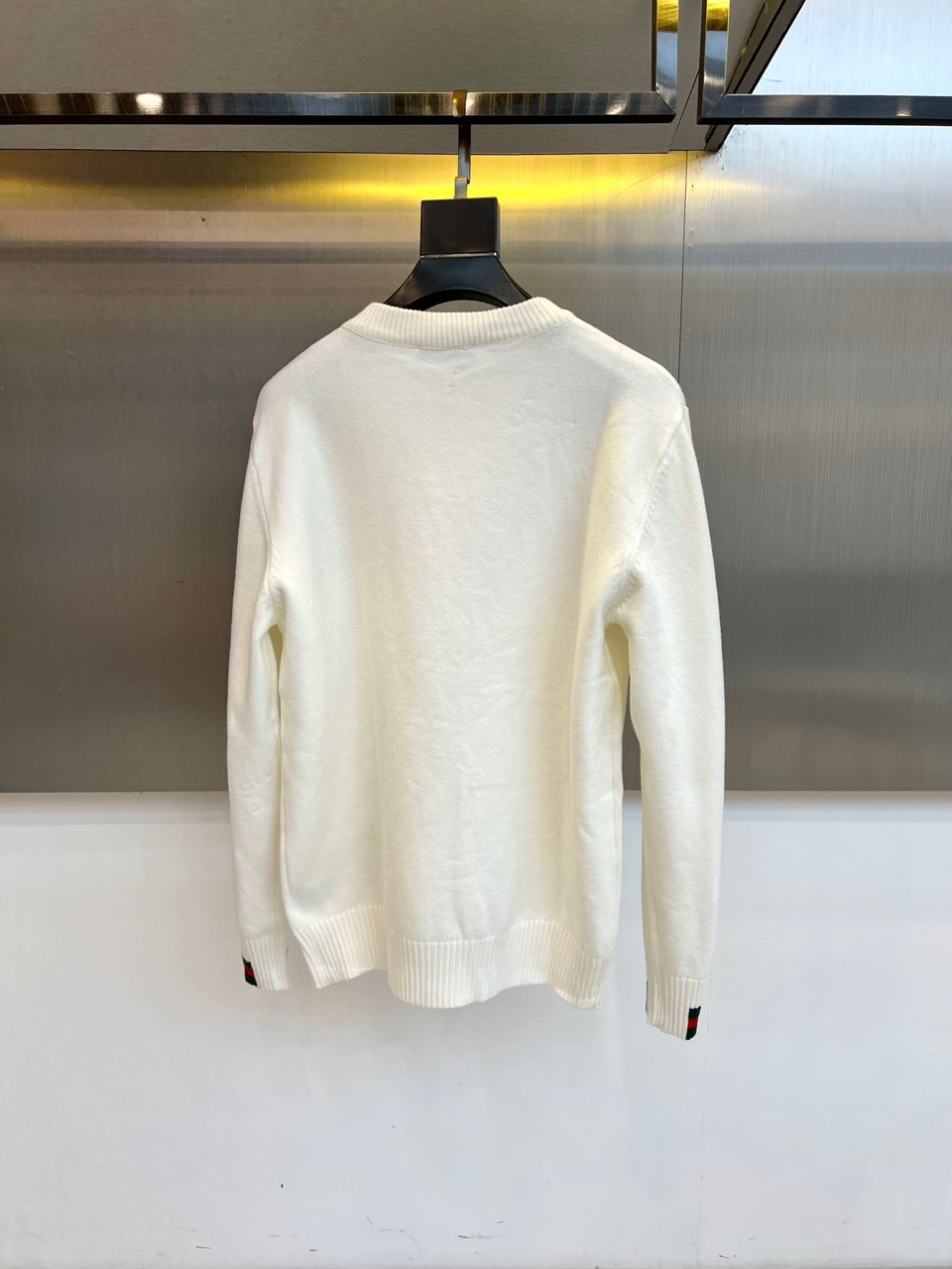 GUCC古驰、 2025秋冬轻肤绒系列针织毛衣 以标志性色彩美学重塑冬日优雅。采用创新轻肤绒科技面料，棉