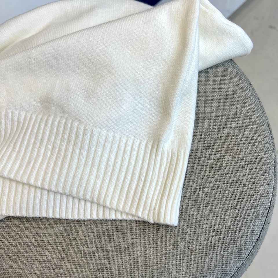 GUCC古驰、 2025秋冬轻肤绒系列针织毛衣 以标志性色彩美学重塑冬日优雅。采用创新轻肤绒科技面料，棉