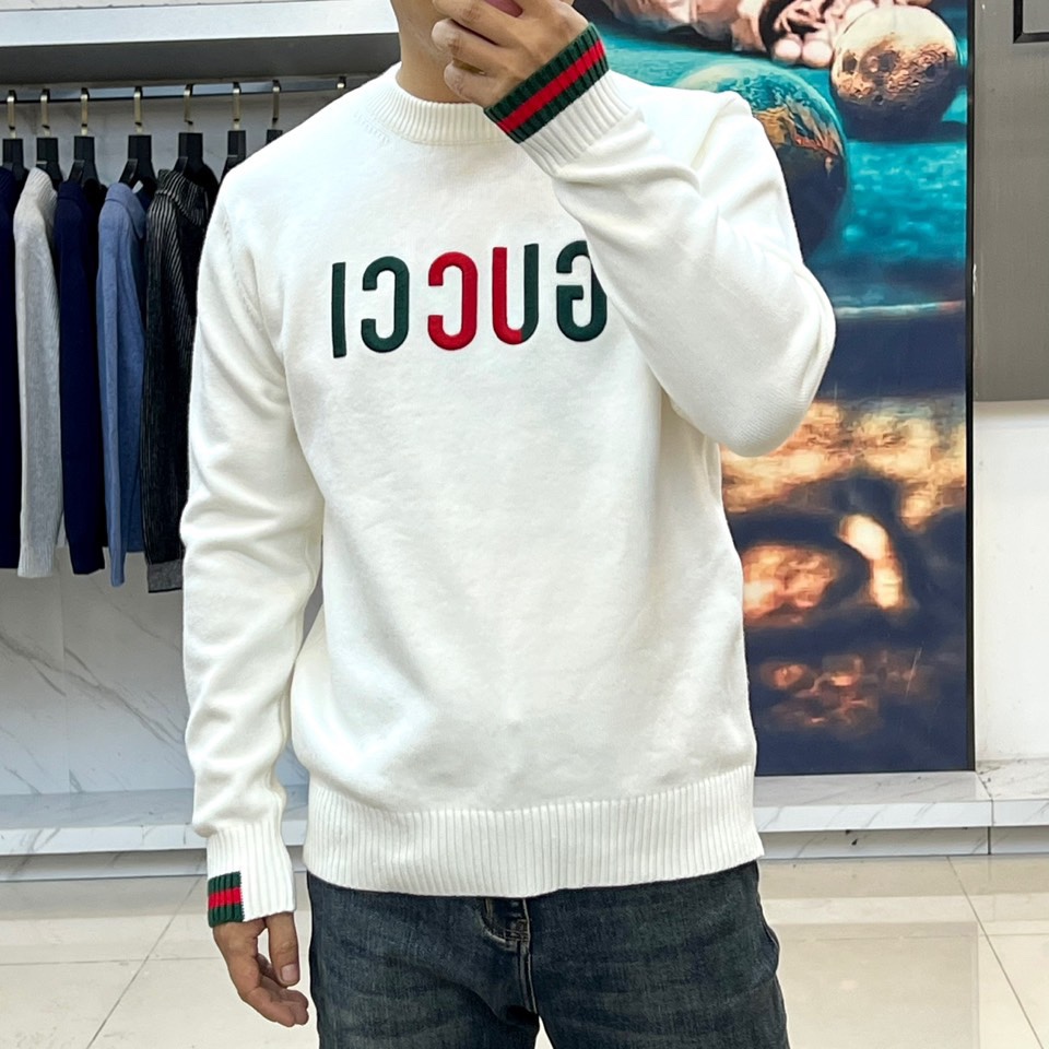 GUCC古驰、 2025秋冬轻肤绒系列针织毛衣 以标志性色彩美学重塑冬日优雅。采用创新轻肤绒科技面料，棉