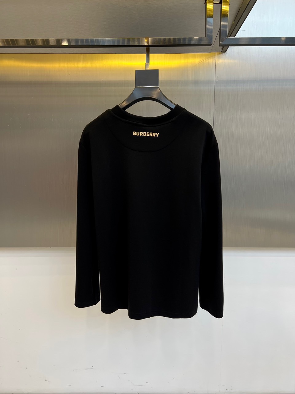 Bur巴宝莉、25s秋冬最新款圆领打底套头卫衣打底，面料采用双面高支兰精莫代尔空气层，入手便知非常柔软，