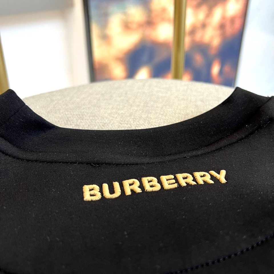 Bur巴宝莉、25s秋冬最新款圆领打底套头卫衣打底，面料采用双面高支兰精莫代尔空气层，入手便知非常柔软，