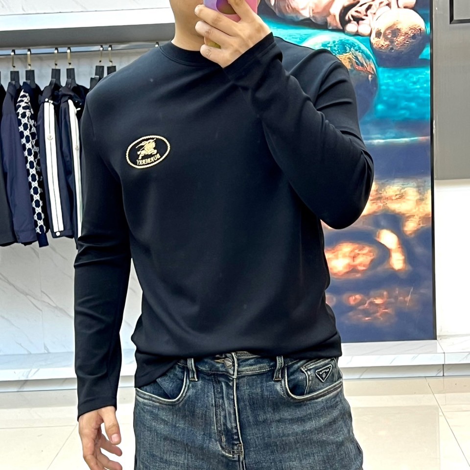 Bur巴宝莉、25s秋冬最新款圆领打底套头卫衣打底，面料采用双面高支兰精莫代尔空气层，入手便知非常柔软，