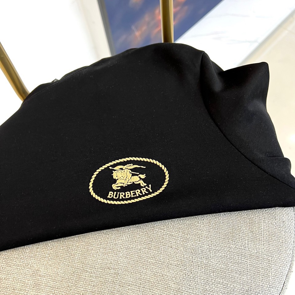 Bur巴宝莉、25s秋冬最新款圆领打底套头卫衣打底，面料采用双面高支兰精莫代尔空气层，入手便知非常柔软，