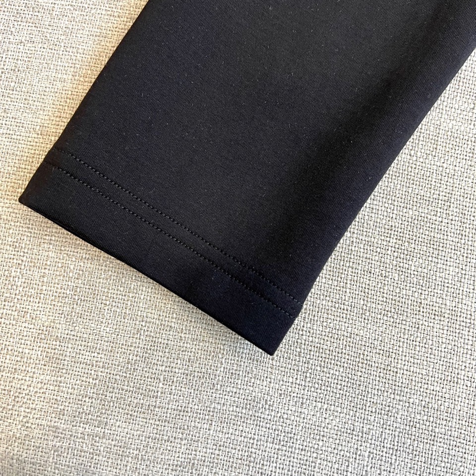 Bur巴宝莉、25s秋冬最新款圆领打底套头卫衣打底，面料采用双面高支兰精莫代尔空气层，入手便知非常柔软，