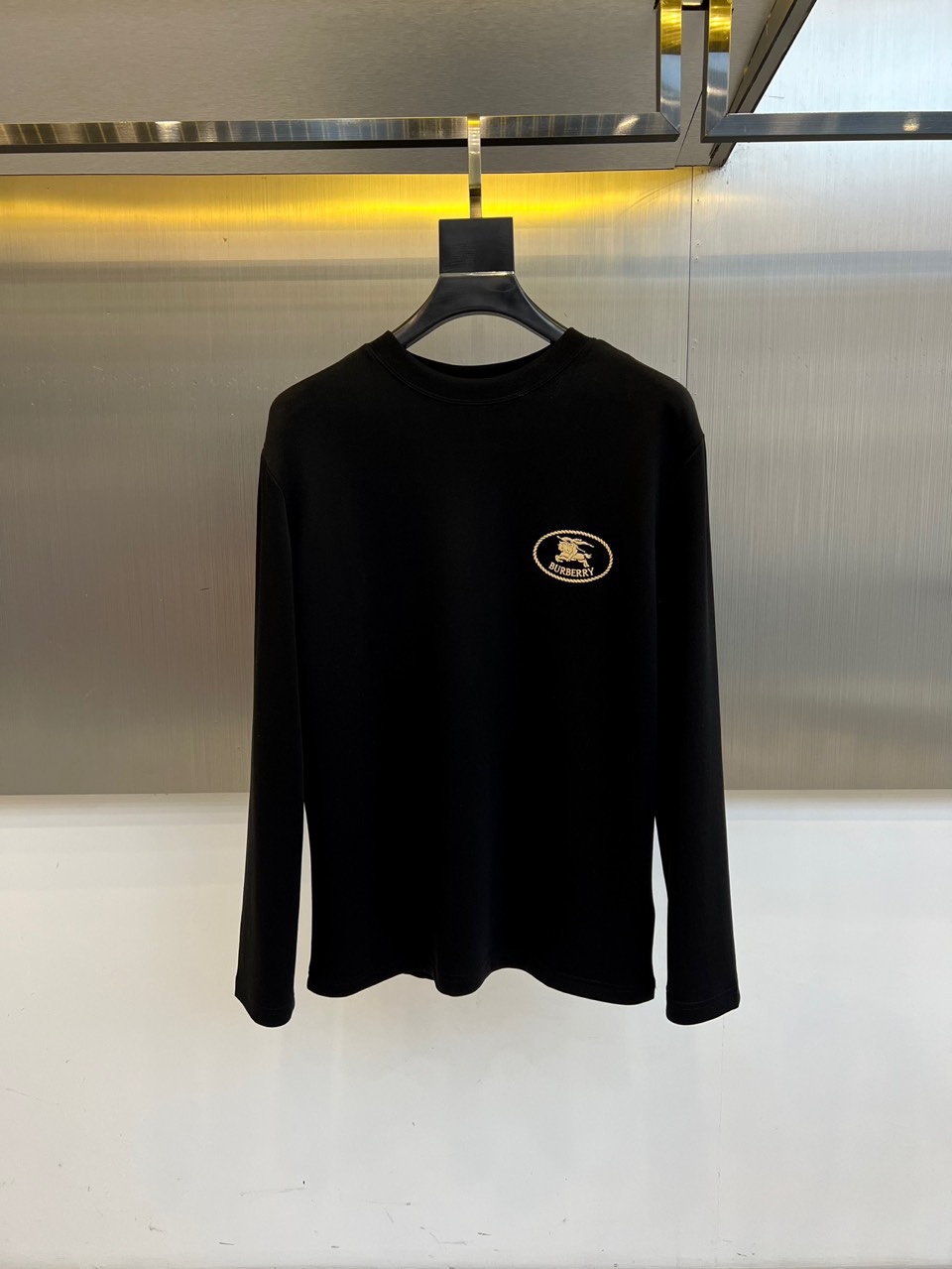 Bur巴宝莉、25s秋冬最新款圆领打底套头卫衣打底，面料采用双面高支兰精莫代尔空气层，入手便知非常柔软，