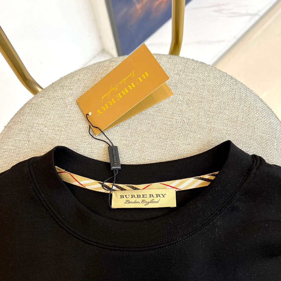 Bur巴宝莉、25s秋冬最新款圆领打底套头卫衣打底，面料采用双面高支兰精莫代尔空气层，入手便知非常柔软，