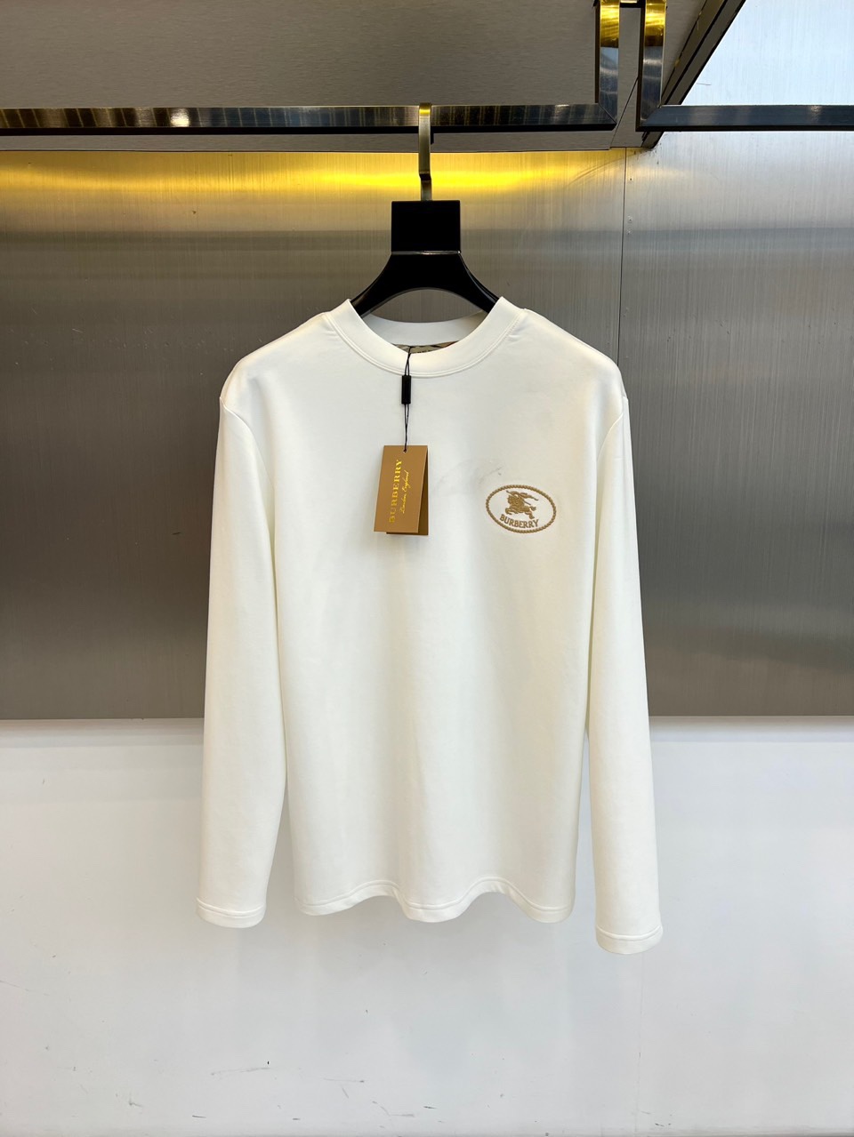 Bur巴宝莉、25s秋冬最新款圆领打底套头卫衣打底，面料采用双面高支兰精莫代尔空气层，入手便知非常柔软，