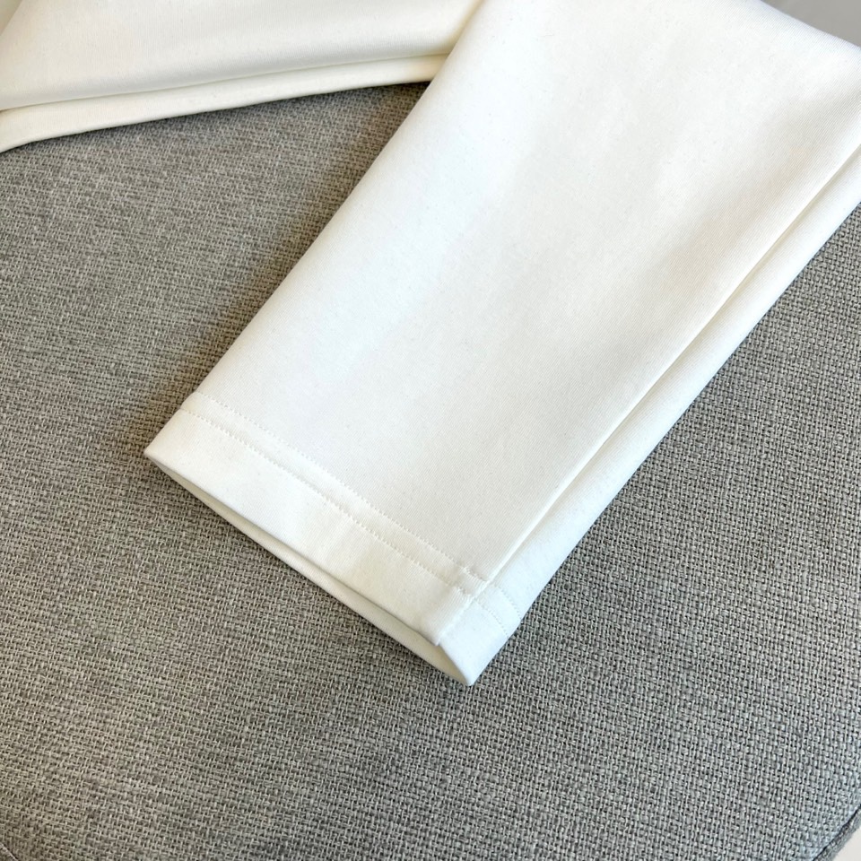 Bur巴宝莉、25s秋冬最新款圆领打底套头卫衣打底，面料采用双面高支兰精莫代尔空气层，入手便知非常柔软，