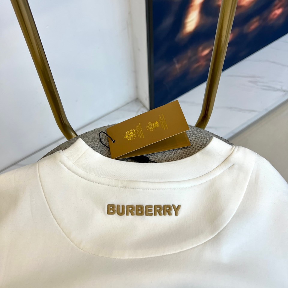 Bur巴宝莉、25s秋冬最新款圆领打底套头卫衣打底，面料采用双面高支兰精莫代尔空气层，入手便知非常柔软，