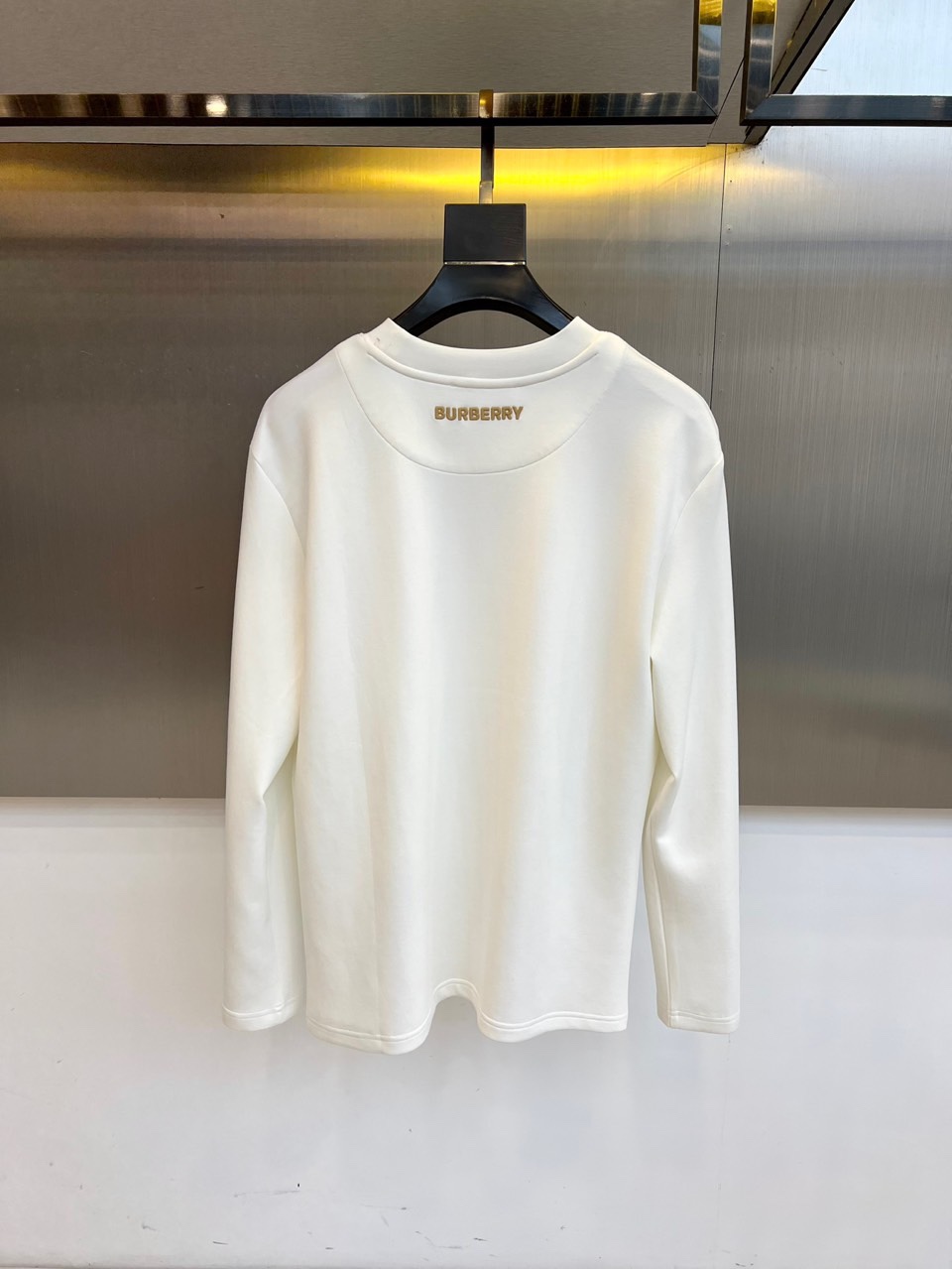 Bur巴宝莉、25s秋冬最新款圆领打底套头卫衣打底，面料采用双面高支兰精莫代尔空气层，入手便知非常柔软，