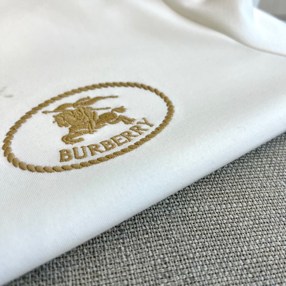 Bur巴宝莉、25s秋冬最新款圆领打底套头卫衣打底，面料采用双面高支兰精莫代尔空气层，入手便知非常柔软，