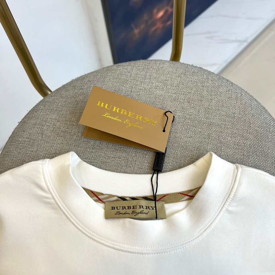 Bur巴宝莉、25s秋冬最新款圆领打底套头卫衣打底，面料采用双面高支兰精莫代尔空气层，入手便知非常柔软，