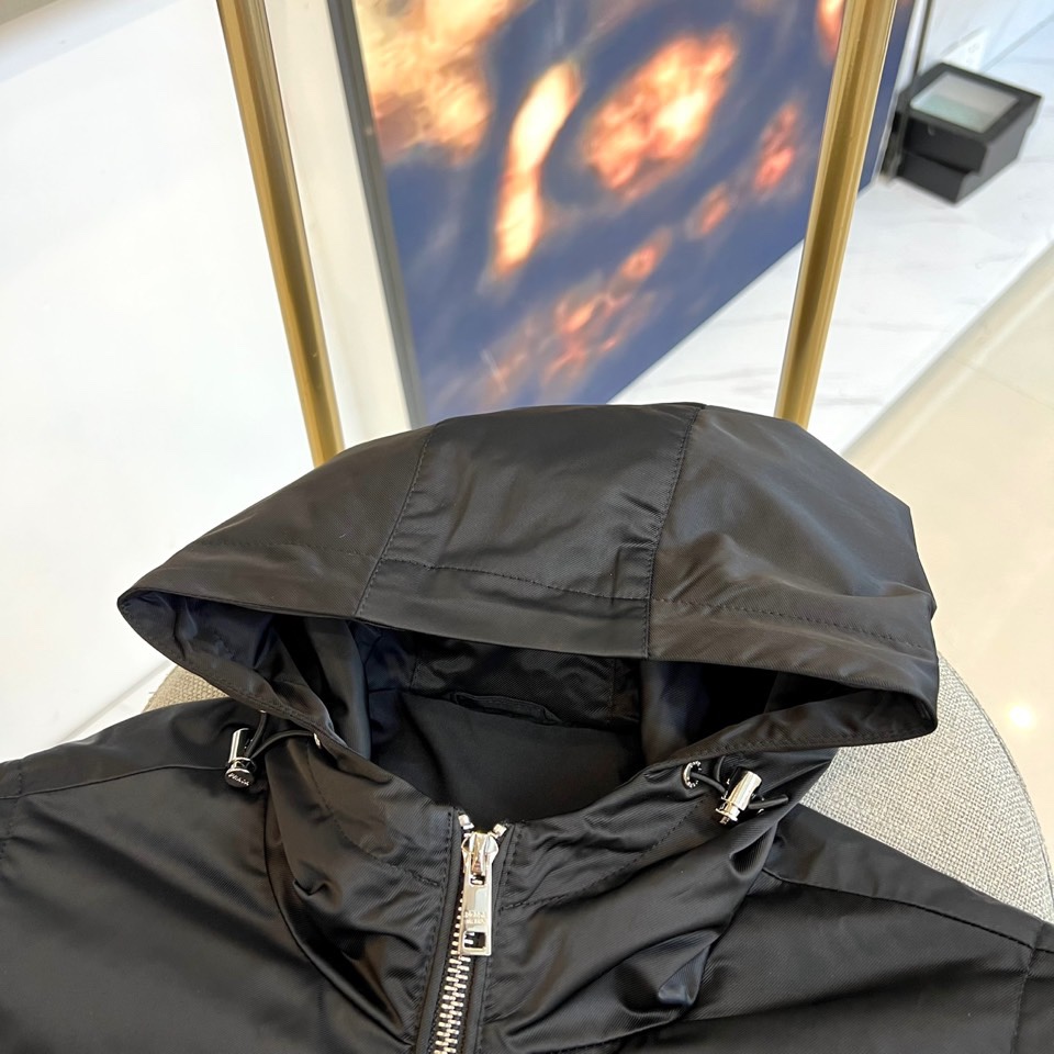 Prad普拉、25s秋冬新品男士连帽马甲。这款无袖连帽马甲以利落剪裁与机能美学打破常规——正面金属拉链开