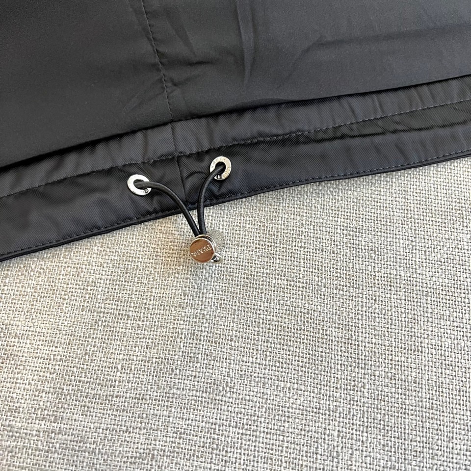 Prad普拉、25s秋冬新品男士连帽马甲。这款无袖连帽马甲以利落剪裁与机能美学打破常规——正面金属拉链开