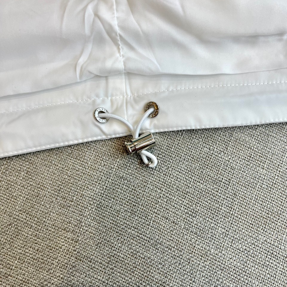 Prad普拉、25s秋冬新品男士连帽马甲。这款无袖连帽马甲以利落剪裁与机能美学打破常规——正面金属拉链开