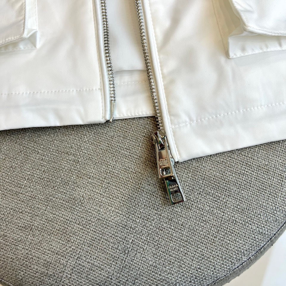 Prad普拉、25s秋冬新品男士连帽马甲。这款无袖连帽马甲以利落剪裁与机能美学打破常规——正面金属拉链开