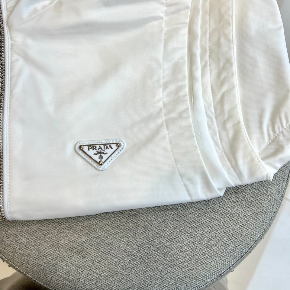 Prad普拉、25s秋冬新品男士连帽马甲。这款无袖连帽马甲以利落剪裁与机能美学打破常规——正面金属拉链开