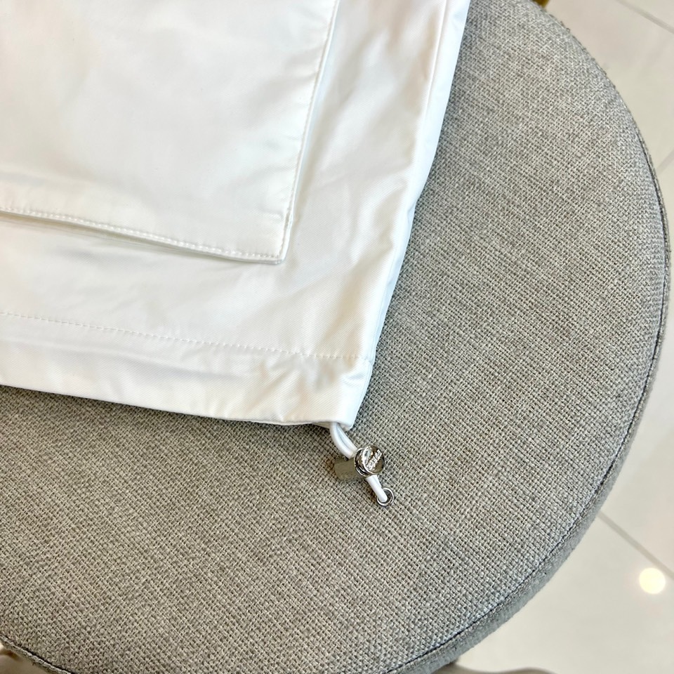 Prad普拉、25s秋冬新品男士连帽马甲。这款无袖连帽马甲以利落剪裁与机能美学打破常规——正面金属拉链开