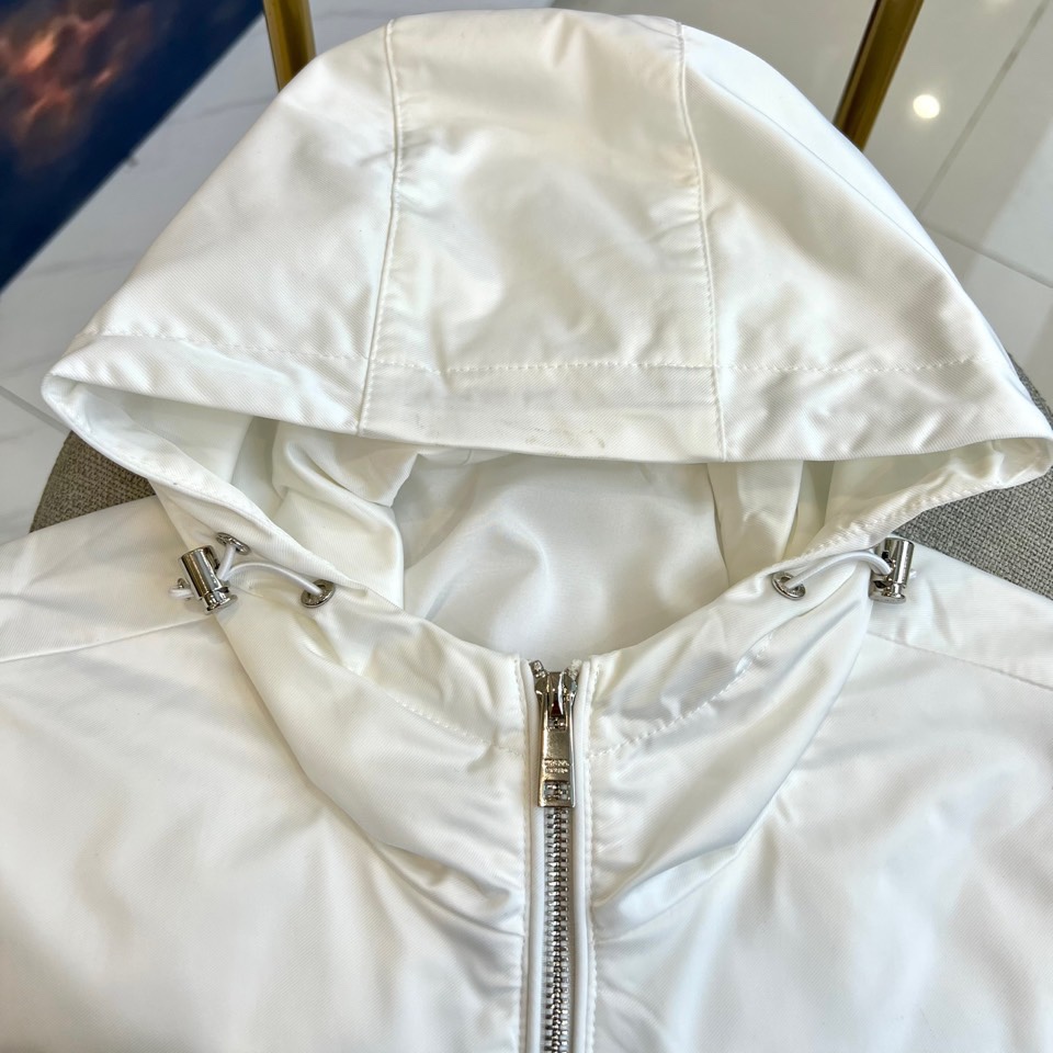 Prad普拉、25s秋冬新品男士连帽马甲。这款无袖连帽马甲以利落剪裁与机能美学打破常规——正面金属拉链开