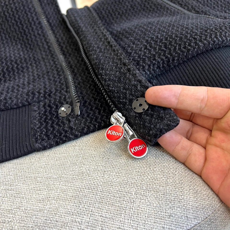 Kiton奇顿、2025s秋冬新品连帽针织夹克▸ 精选提花针织面料：表面呈现独特波浪暗纹肌理，温暖厚实▸