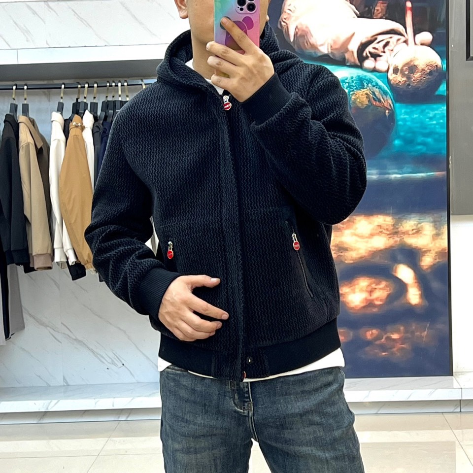 Kiton奇顿、2025s秋冬新品连帽针织夹克▸ 精选提花针织面料：表面呈现独特波浪暗纹肌理，温暖厚实▸