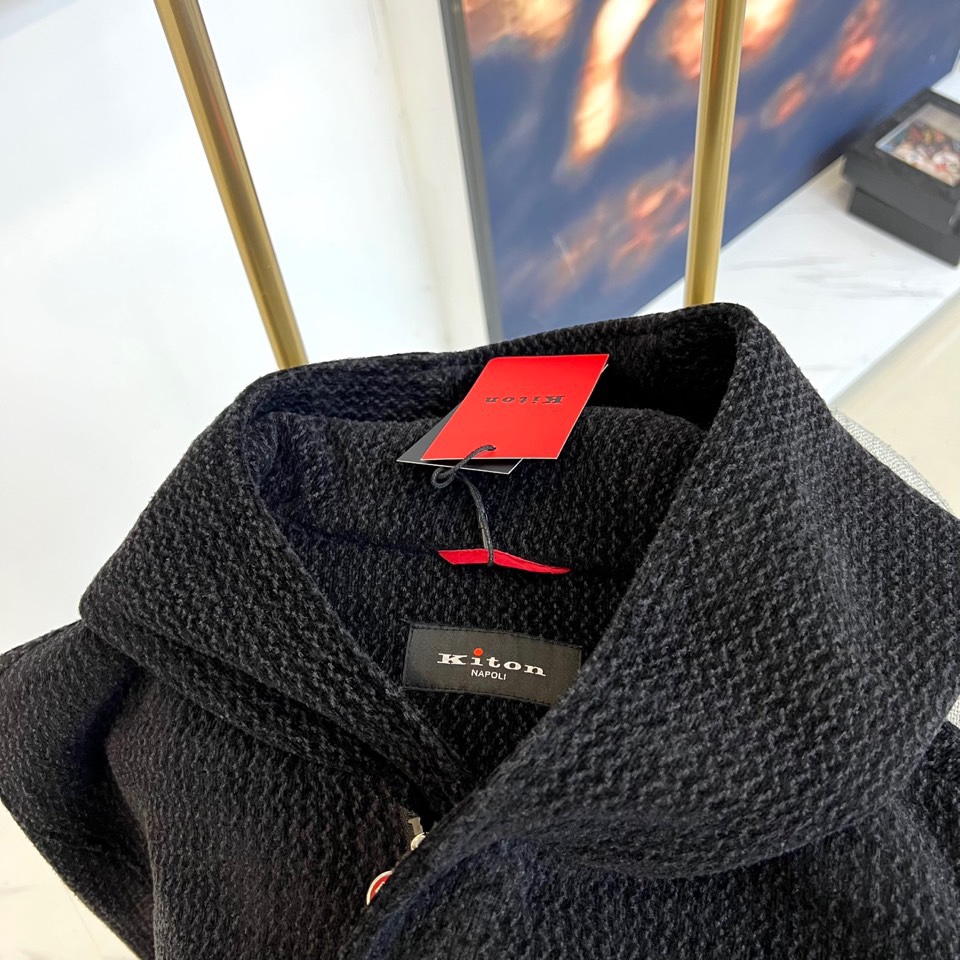 Kiton奇顿、2025s秋冬新品连帽针织夹克▸ 精选提花针织面料：表面呈现独特波浪暗纹肌理，温暖厚实▸
