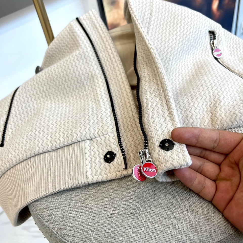 Kiton奇顿、2025s秋冬新品连帽针织夹克▸ 精选提花针织面料：表面呈现独特波浪暗纹肌理，温暖厚实▸