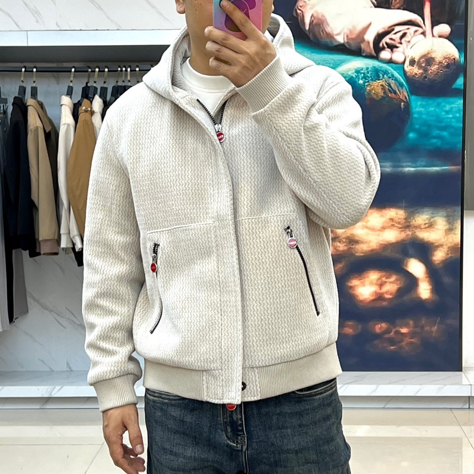 Kiton奇顿、2025s秋冬新品连帽针织夹克▸ 精选提花针织面料：表面呈现独特波浪暗纹肌理，温暖厚实▸