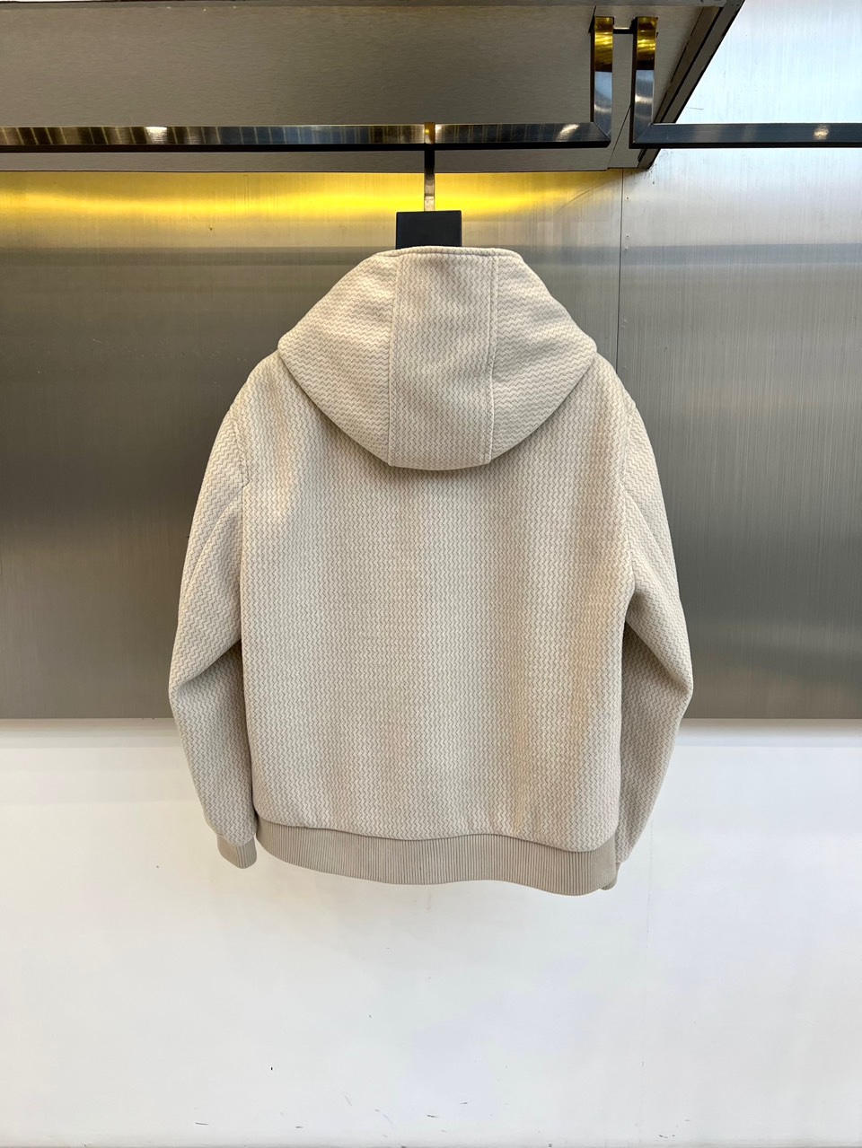 Kiton奇顿、2025s秋冬新品连帽针织夹克▸ 精选提花针织面料：表面呈现独特波浪暗纹肌理，温暖厚实▸