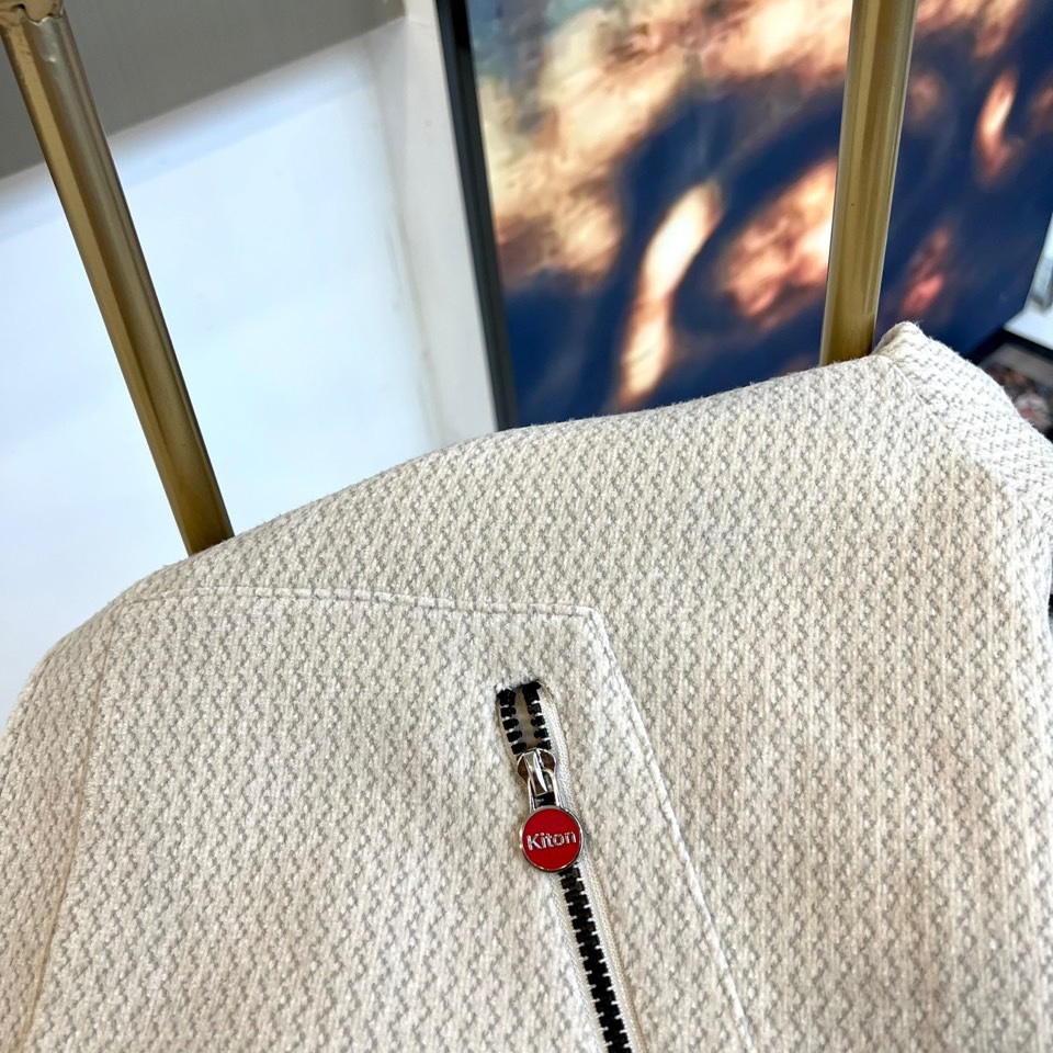 Kiton奇顿、2025s秋冬新品连帽针织夹克▸ 精选提花针织面料：表面呈现独特波浪暗纹肌理，温暖厚实▸