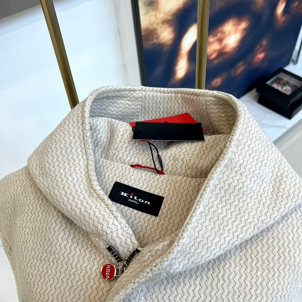 Kiton奇顿、2025s秋冬新品连帽针织夹克▸ 精选提花针织面料：表面呈现独特波浪暗纹肌理，温暖厚实▸