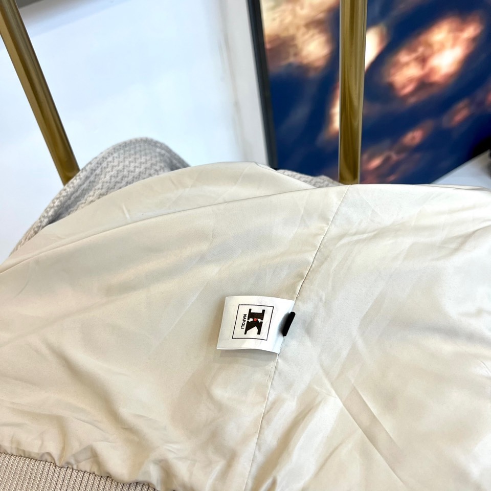 Kiton奇顿、2025s秋冬新品连帽针织夹克▸ 精选提花针织面料：表面呈现独特波浪暗纹肌理，温暖厚实▸